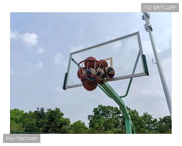 篮球比赛中“球卡篮筐规则”的判定与处理详解
